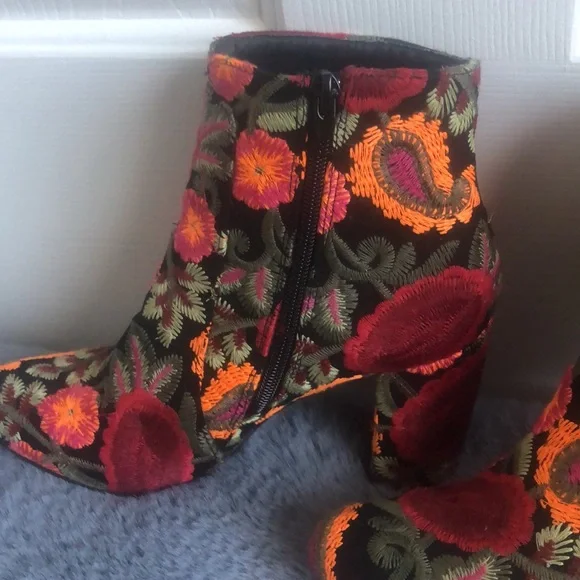MIA Embroidered booties - Picture 4 of 6